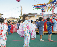 浴衣で踊る園児ら