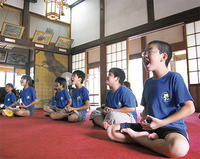 心を静め、阿息感（座禅）を体験する児童たち