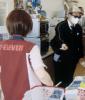 「レジ開けて金を出せ」