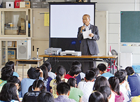子どもたちに語りかける井田さん
