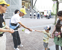 通行人にリーフレットを配る （手渡しているのが横溝支部長、手前が柏崎区長）