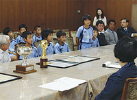 林市長（手前）にポジション など自己紹介する選手たち