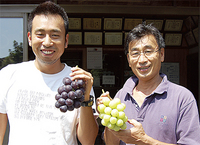受賞を喜ぶ佳孝さん（左）と父、進さん（右）