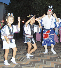 会場を盛り上げる阿波踊り