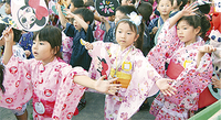 保護者の前で盆踊りを披露