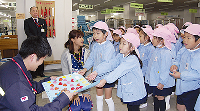 愛和のぞみ幼稚園 「郵便局さん、 ありがとう」 勤労感謝の日で絵の