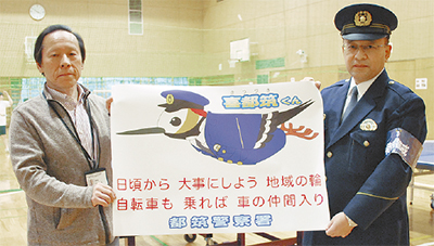 鶴のお礼にポスター贈呈