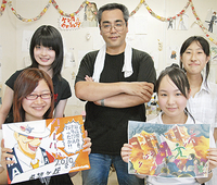 （左下から時計回りに）やなせたかし氏を題材にした作品を 持つ田所さん、中藤さん、古谷教諭、八木さん、真坂さん