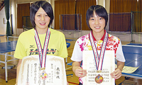 ダブルス3位の佐野さん（左）と小道野さん