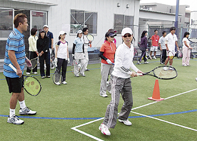 二俣川に新規開校  仲間と楽しくテニス