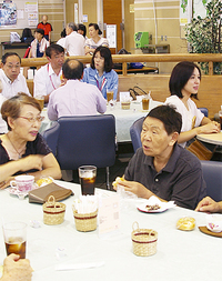 区長や近隣住民など約60人が集まった（営業は月〜金曜の午前10時〜午後4時）