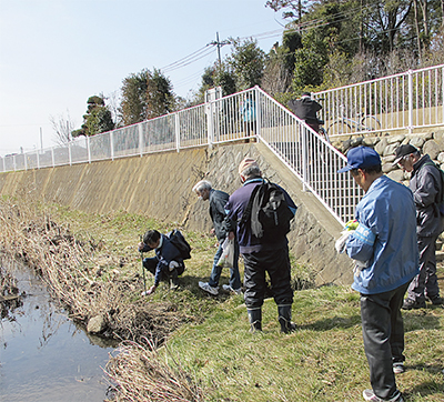 地域住民が和泉川を測定