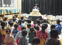 読み聞かせに興味津々