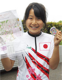 日本代表のユニフォームを着た山岸さん