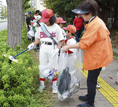 野球少年らと地域清掃