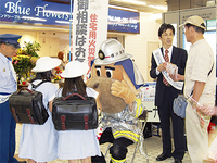 駅頭では住警器の設置を呼びかけ