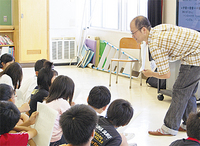 ハングルを児童に教える金さん
