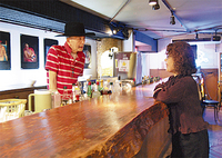 天然木のカウンターで癒しの1杯