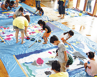 絵の具まみれで12枚の絵を制作（30日、文庫幼稚園で）