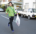 ゴミ袋を片手に継走した