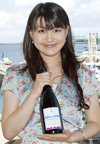 ボトルを手にする有本恵理さん
