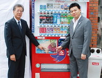 コカ・コーラセントラルジャパン （株）の和田房行さん（左）と（社）横浜 青年会議所の横尾典克さん
