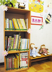 保育士が選定した絵本100冊が並ぶ
