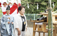 玉ぐし奉納をする朝岡会長
