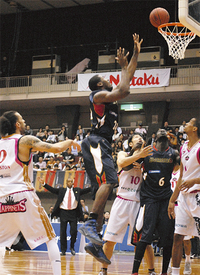 今季ＭＶＰのバーレル選手（中央）＝11日