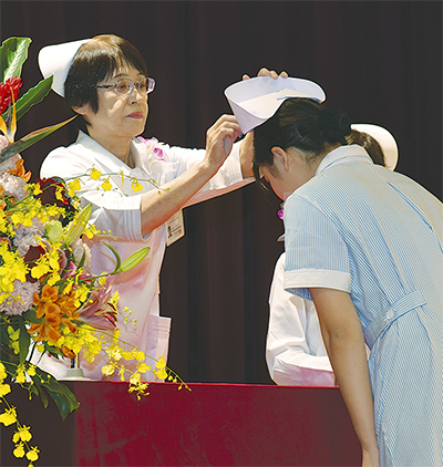 心に寄り添う看護師に 専門生が戴帽式 | 港南区・栄区 | タウンニュース