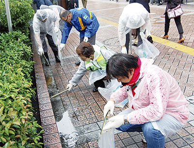横浜駅周辺を清掃