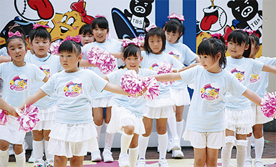 元気一杯にダンス チア教室の子どもが発表会 | 中区・西区・南区