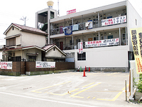 建設予定地付近には住民が作った「建設反対」の横断幕が掲げられている