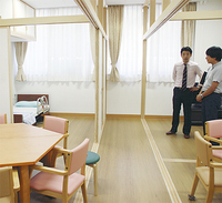 通所者が集まる場所が夜には宿泊場所になる