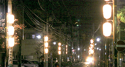 お三の宮にちょうちんの灯り