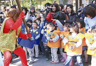 元気な園児 赤鬼を退治