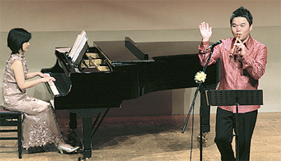 会場と一体で笛演奏