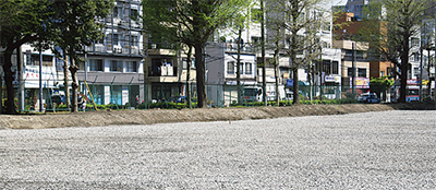 庁舎予定地、駐車場に