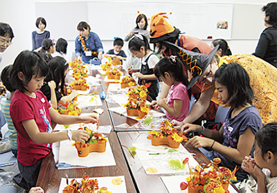 子どもが花装飾作り