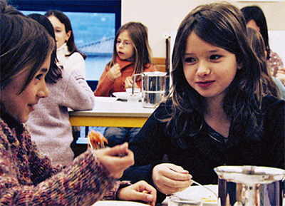 「未来の食卓」を上映