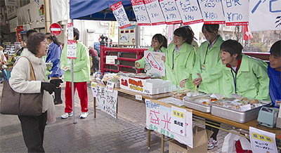 中学生が｢販売員｣に