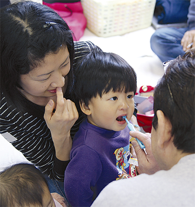 乳幼児の歯をチェック