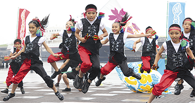 六つ小児童 華麗に舞う