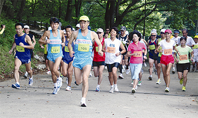 児童遊園地を走る