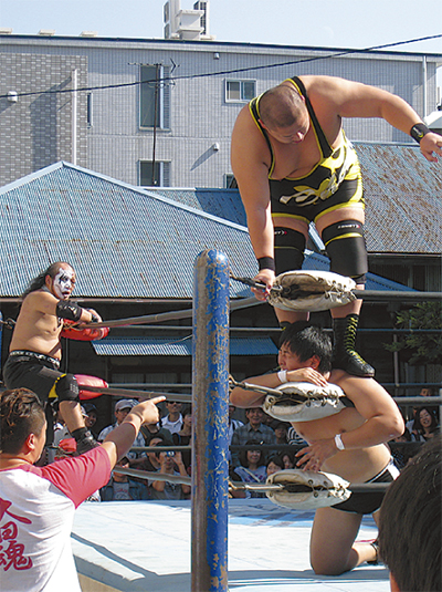 商店街で迫力バトル