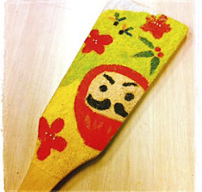 砂絵で羽子板作り