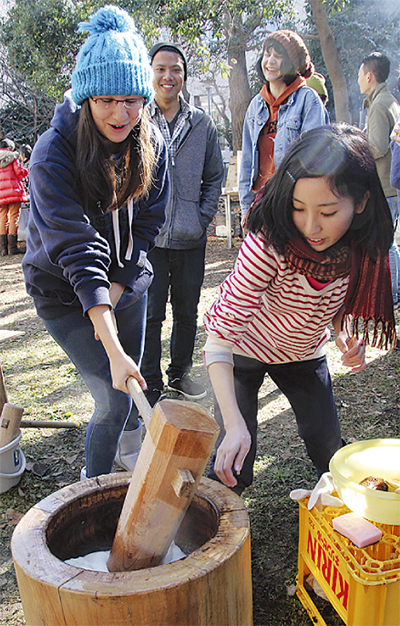 餅つきで国際交流