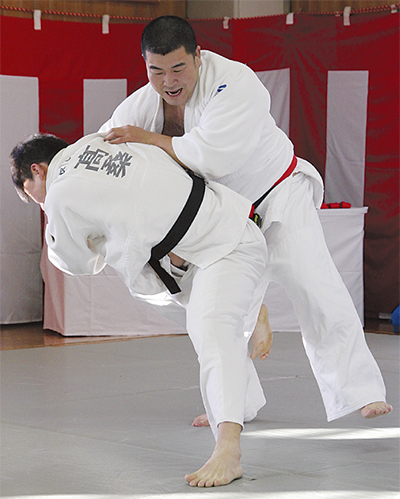 迫力の戦いを披露