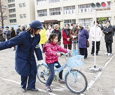 自転車運転を２地区が学ぶ
