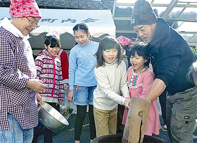 餅つきで親睦深める